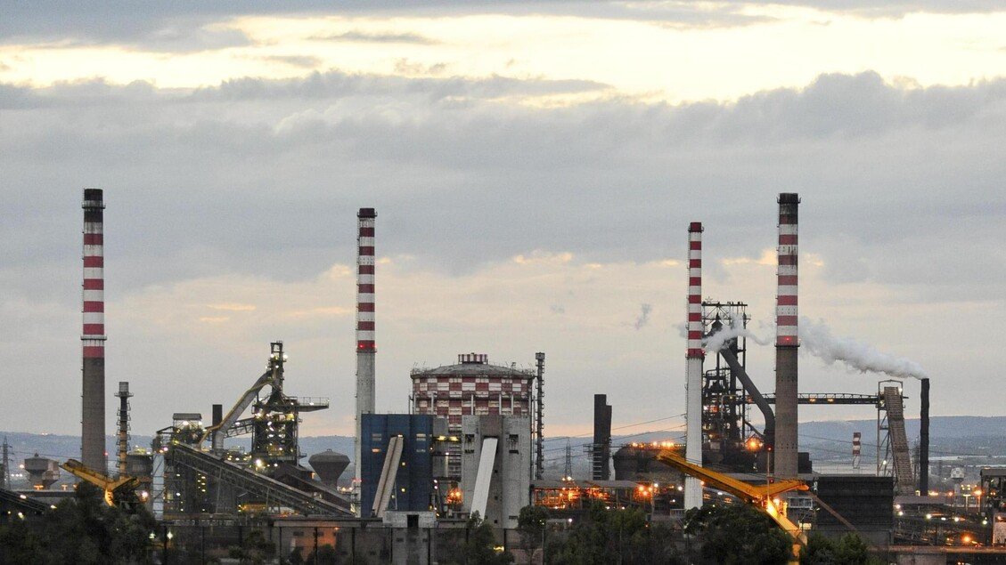 Scontro sull'ex Ilva: i sindacati chiedono la chiusura.