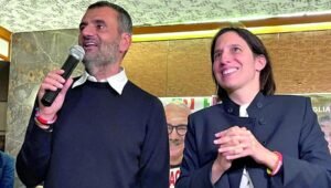 Scuola d’amore e voucher per libri ed eventi per under 30 e famiglie: il piano cultura di Decaro