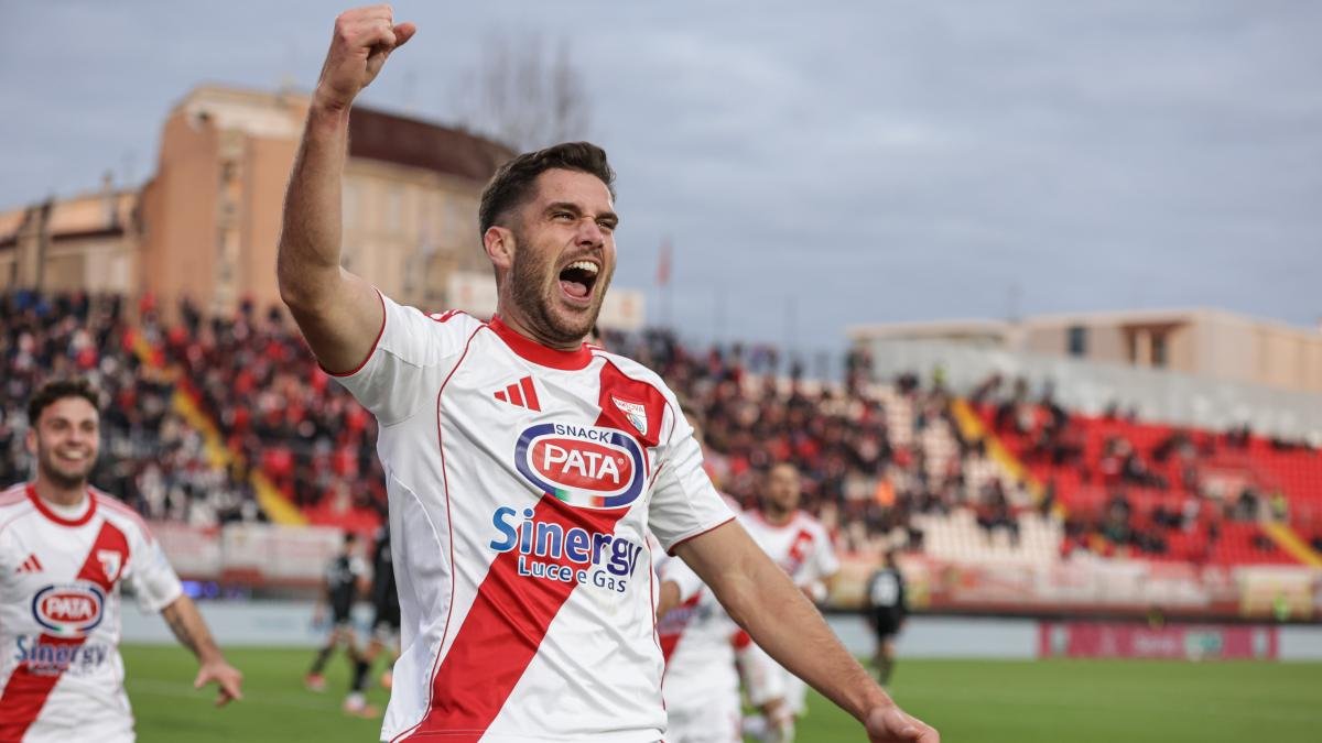 Serie B: il Modena frena, il Monza ne approfitta e vola a +3. Spezia travolto a Mantova 4-1.