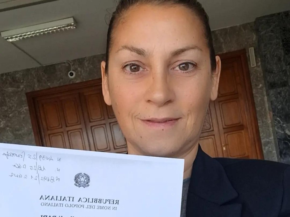 Sesso a 15 anni con la maestra "zia Martina": indagato a Bari per la diffusione dei video