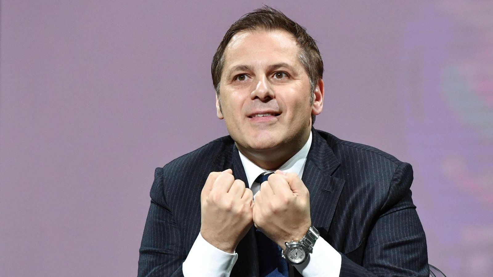 Siri: “Critica i ricchi, ma non menziona le banche”