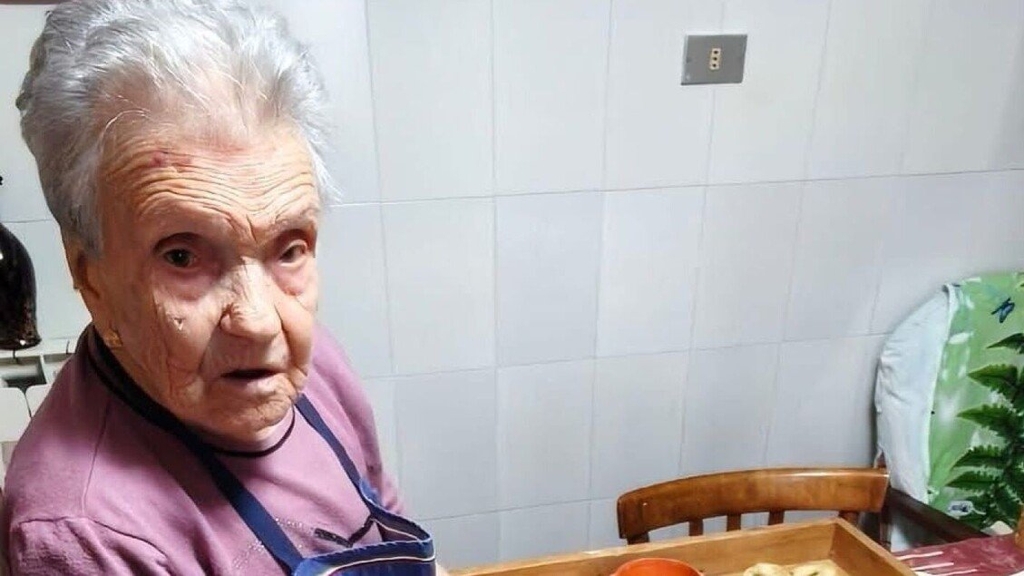 A 102 anni impasta dolci natalizi, su nonna Maria anche uno studio antropologico