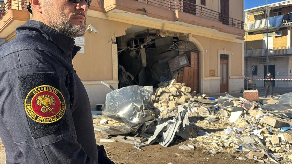 Assalto con ruspa a bancomat, edificio dichiarato inagibile