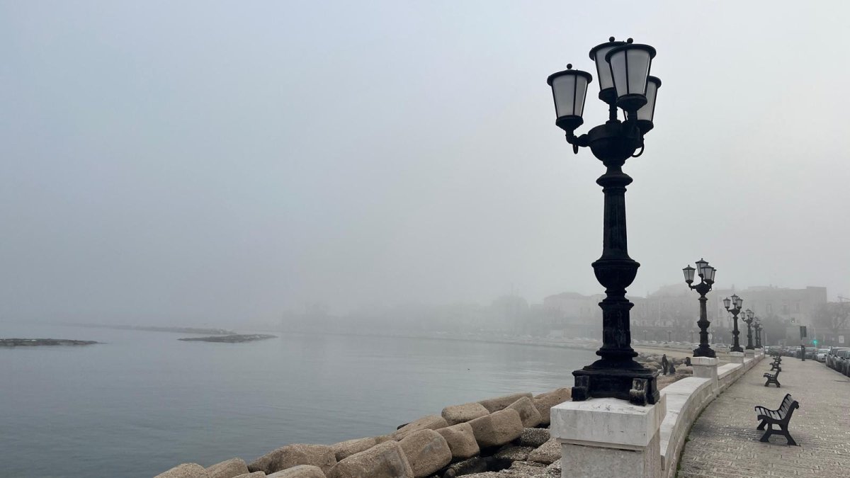 Bari avvolta da una fitta coltre di nebbia: scenario surreale sul lungomare e disagi per i voli, dirottati quelli diretti a Brindisi.