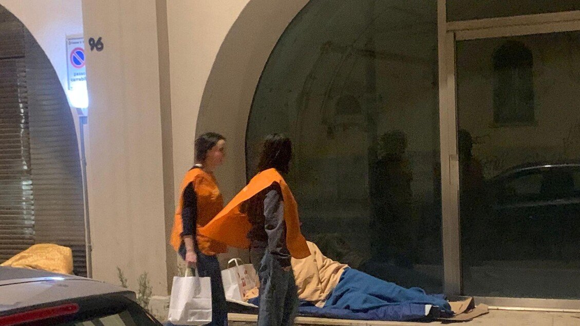 Clochard picchiato da un gruppo di ragazzini mentre dormiva