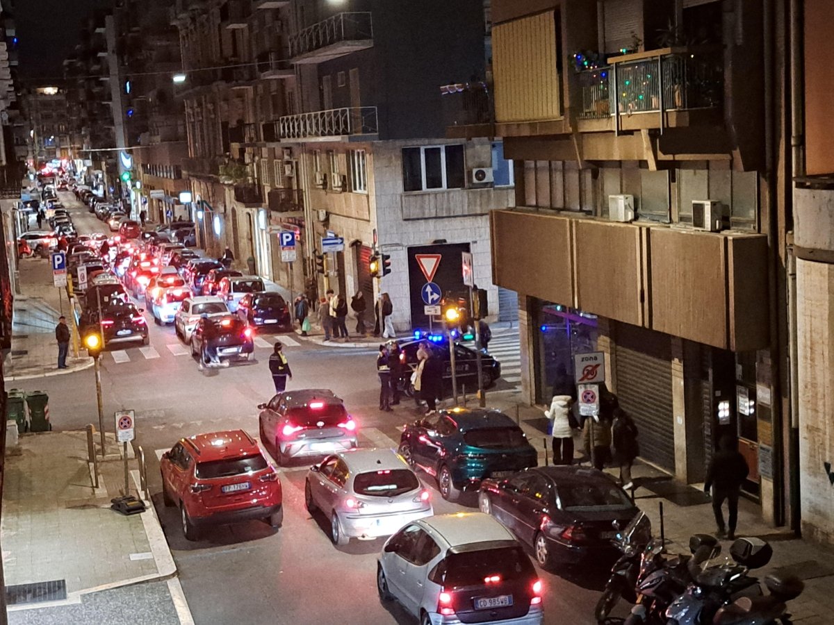 Corso Vittorio Emanuele a Bari bloccato per l'allestimento del palco del concerto di Capodanno, traffico del centro in tilt.