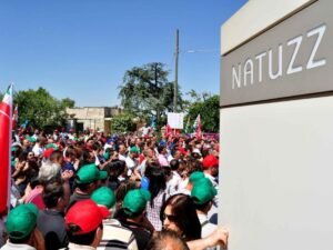 Crisi Natuzzi: due nuove società, riduzione dei negozi, esuberi e chiusura di due stabilimenti. Tutti i dettagli del piano.