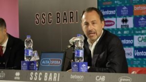 De Laurentiis a Riad con il Napoli, mentre in Puglia annuncia la vendita del Bari: «Tratto con due gruppi esteri»