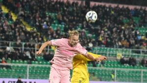 Disastro a Bari: l'Empoli vince 5-0, il Palermo segna una manita. Frosinone al secondo posto, tris del Venezia e colpo del Padova.