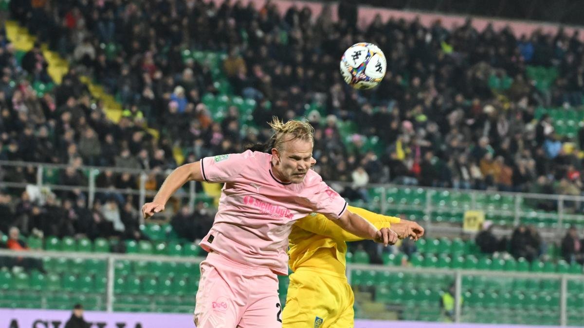 Disastro a Bari: l'Empoli vince 5-0, il Palermo segna una manita. Frosinone al secondo posto, tris del Venezia e colpo del Padova.