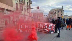 Ex Ilva, lavoratori di Genova Cornigliano in piazza. Landini: “Serve intervento pubblico”