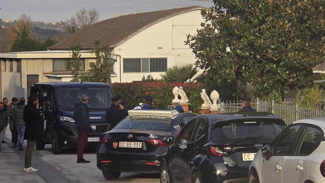 Femminicidio nelle Marche: donna picchiata a morte in casa, si cerca il marito.