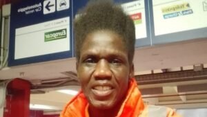 Fiumicino, l'addetto alle pulizie trova 10mila euro: «Mai visti così tanti soldi. Li ho portati alla polizia, mi hanno educato così»