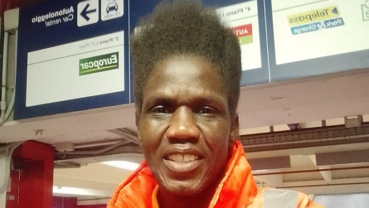 Fiumicino, un addetto alle pulizie trova 10mila euro e consegna la borsa alla polizia: «Giusto così, come mi hanno insegnato»