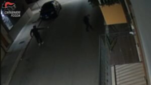 Foggia, spara a un giovane per strada dopo un litigio: 31enne arrestato grazie alle telecamere.