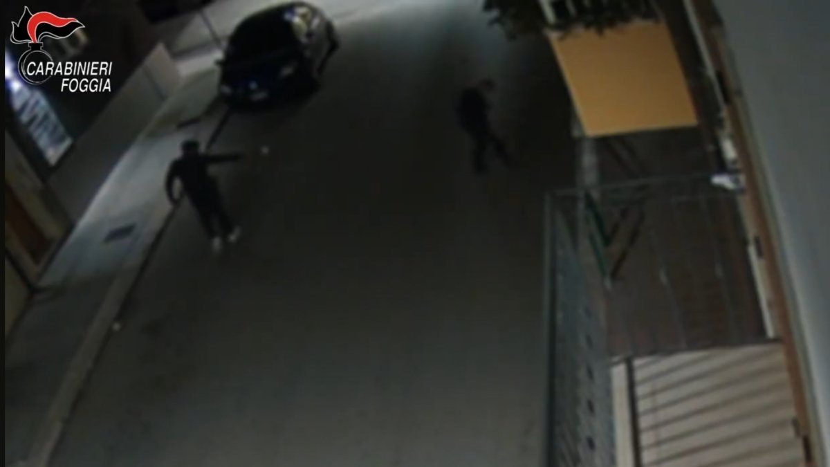 Foggia, spara a un giovane per strada dopo un litigio: 31enne arrestato grazie alle telecamere.