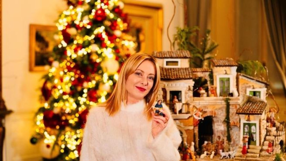 Giorgia Meloni augura buone feste agli italiani, con il presepe donato dai volontari di Foggia per sua figlia Ginevra sullo sfondo.