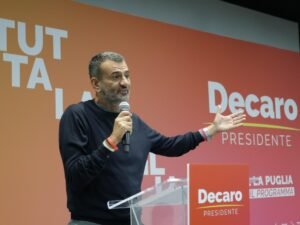 Gli auguri di Decaro a chi è lontano dalla Puglia: «Lavorerò affinché tornare durante le feste sia un diritto di tutti»
