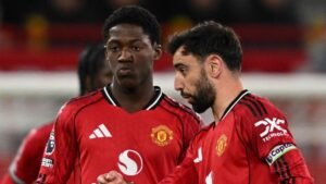 Il fratellastro di Mainoo: "Liberatelo". Il Napoli lo vuole a gennaio, ma lo United indugia.