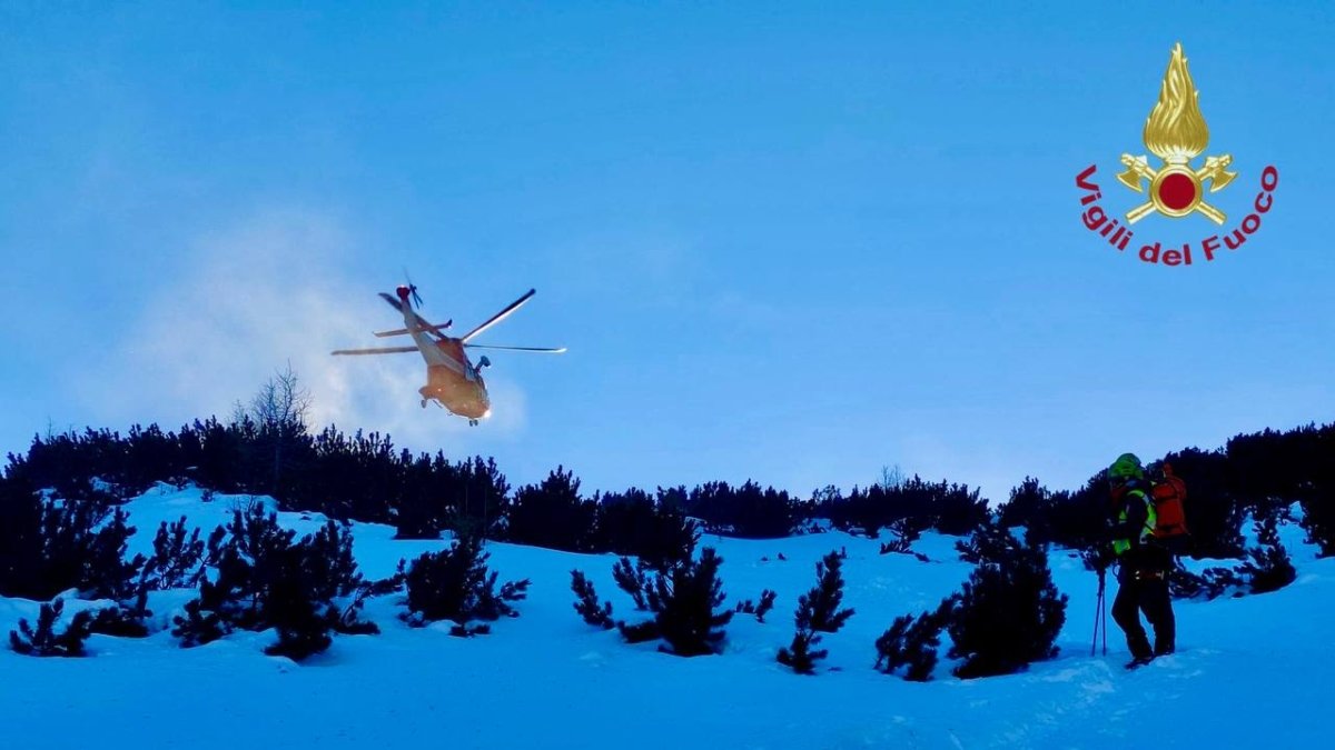 Il giallo della donna dispersa sulle Dolomiti: ha chiesto aiuto da un tablet senza SIM, ma non si trova. Centinaia di volontari la cercano, si teme si tratti di uno scherzo.