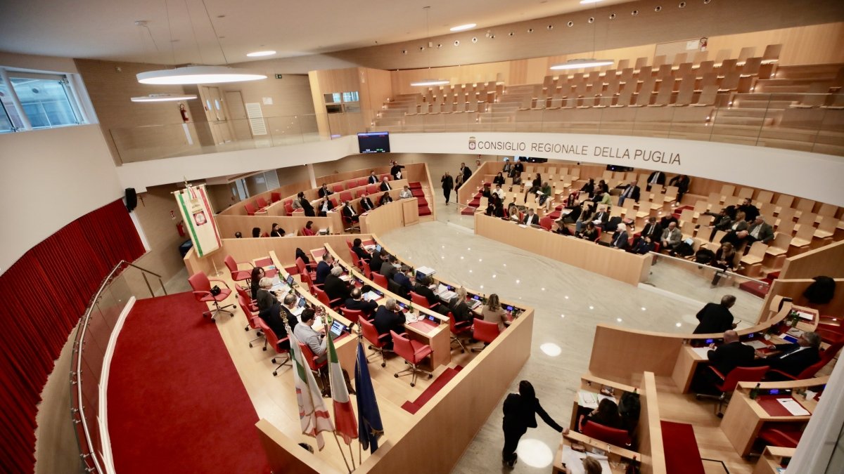 Il salario minimo è legge in Puglia: la Corte costituzionale approva le norme sugli appalti. Emiliano: «Vittoria importantissima»