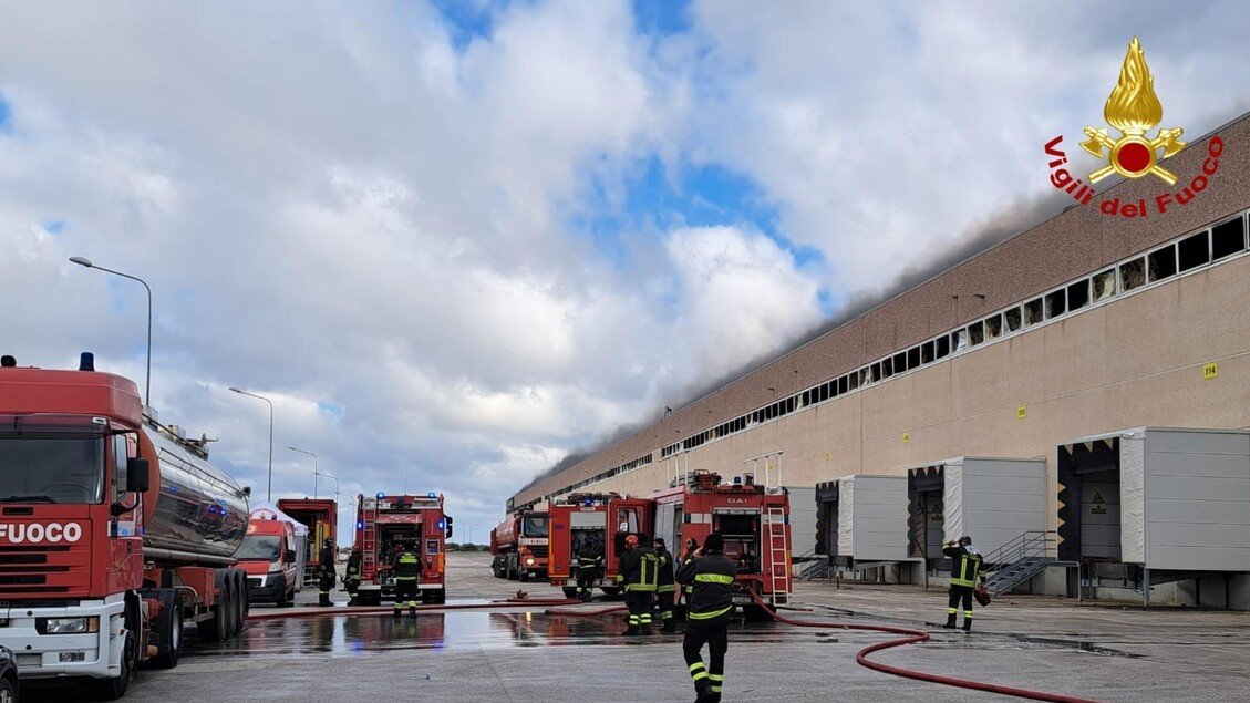 Incendio in centro logistico del Barese, società al lavoro per la continuità