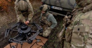 Kyiv punta sull'Italia: “Pronti a coprodurre droni con Leonardo”, afferma il ministro degli Esteri ucraino.