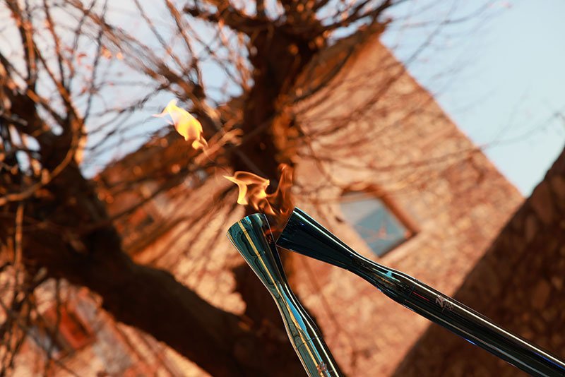 La Fiamma Olimpica attraversa Alberobello: un passaggio trionfale che chiude un anno di grandi eventi sportivi