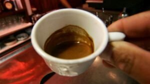 "Mancia per ferie e tette": proteste per la scritta in un bar di Padova