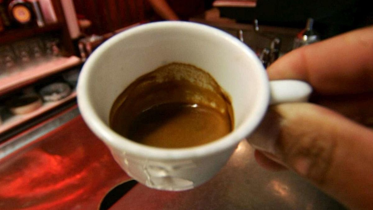 "Mancia per ferie e tette": proteste per la scritta in un bar di Padova