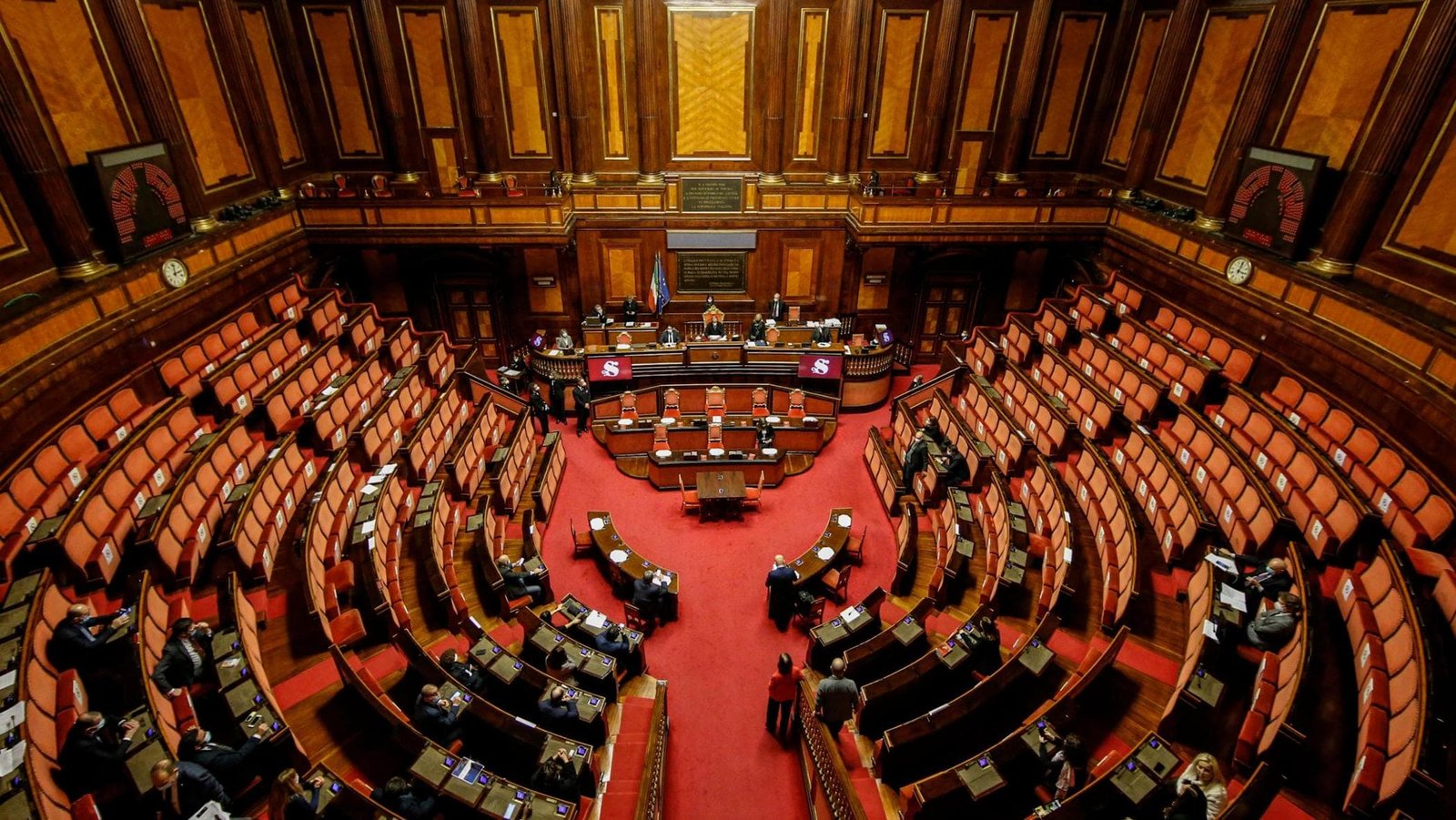 Manovra: Opzione donna esclusa dagli emendamenti. Verso un accordo con le banche su Irap.