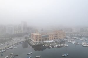 Meteo: Bari scompare nella nebbia, la “lupa di mare” avvolge la città e riduce la visibilità a zero.