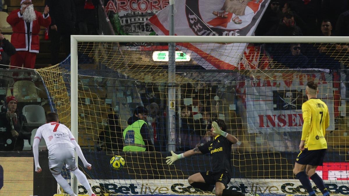 Monza, grande colpo: Azzi e Ravanelli segnano, rimonta a Modena e aggancio al Frosinone in vetta