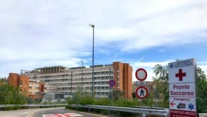 Muore a 39 anni in pronto soccorso dopo un dolore toracico, indaga la Procura