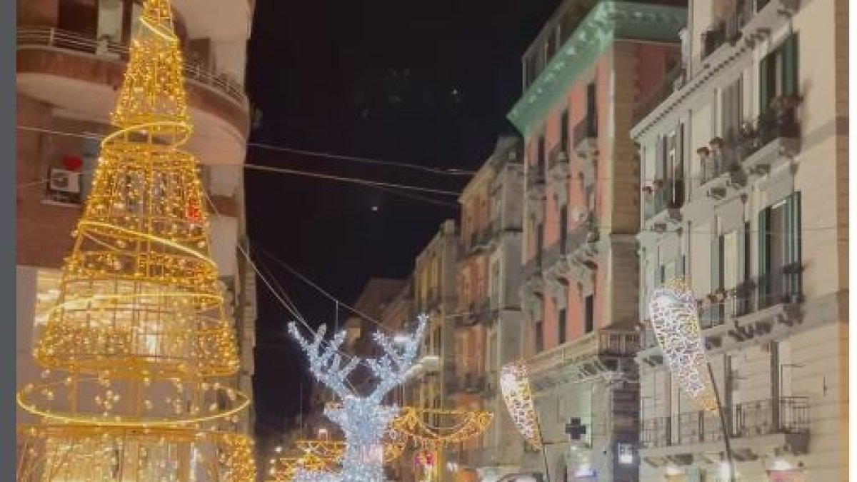 Natale: i sindaci spendono quasi 400 milioni per luminarie e mercatini, con Napoli in testa a 4,8 milioni, il doppio della seconda in classifica.