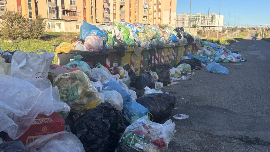 Opposizione Comune di Taranto: "Strade invase da rifiuti, è emergenza"