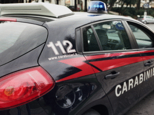 Rapina in negozio: puntano la pistola sulla cassiera, prendono i soldi e le lanciano un cioccolatino prima di fuggire. Arrestati i rapinatori.