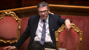 Salta la stretta sui lavoratori, la manovra verso il sì fra le polemiche