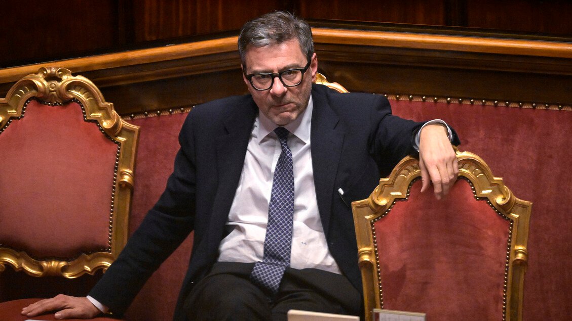 Salta la stretta sui lavoratori, la manovra verso il sì fra le polemiche