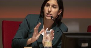 Schlein si riscopre sovranista e chiede a Meloni di adottare il metodo Orbán per la Repubblica.