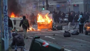 Scontri al corteo di Askatasuna a Torino: 11 agenti feriti. Salvini: "Ruspe sui centri sociali, covi di delinquenti"