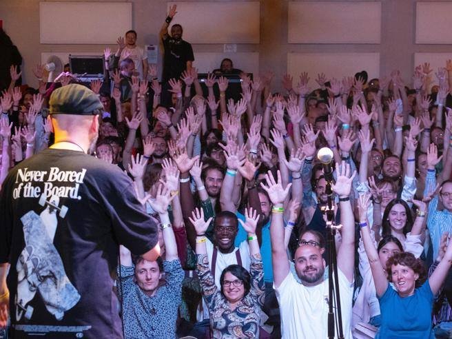 Siamo l’urlo del poetry slam: cuore, rabbia e vite nella poesia performativa che diventa antologia.