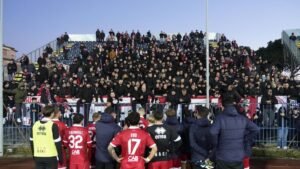 Tensione in aereo tra il Bari e i tifosi, interviene la polizia: Bellomo racconta "Volevano aggredirmi, poi..."