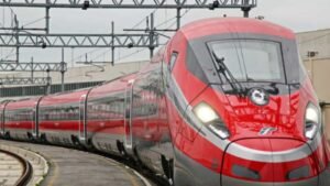 Treni, lunedì nero sulla tratta Lecce-Roma e per i regionali in Puglia: ritardi fino a due ore. «Una vergogna»