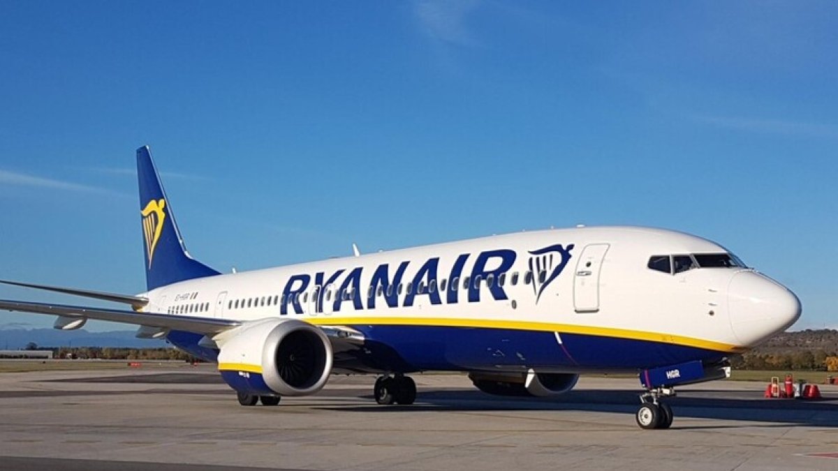 Troppa nebbia a Brindisi, il volo da Torino atterra a Roma: l'odissea dei viaggiatori «Zero bus sostitutivi. Venti ore dal Piemonte alla Puglia»