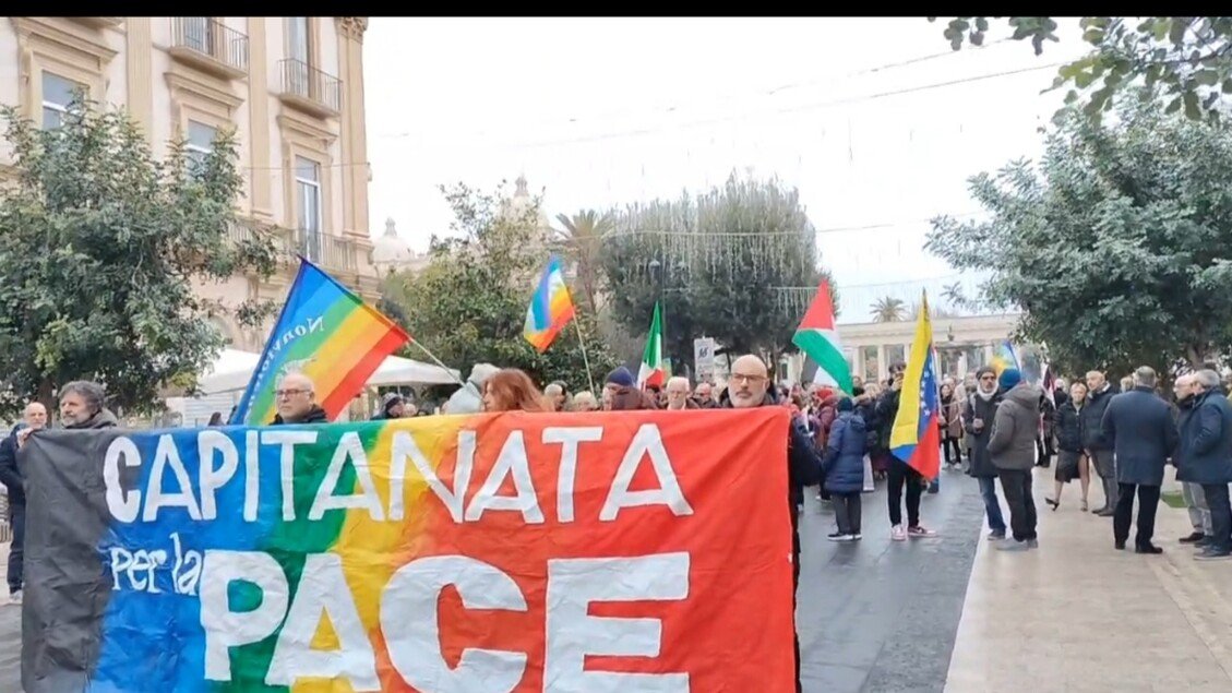 A Foggia si forma una catena umana per la pace con un corteo nel centro cittadino