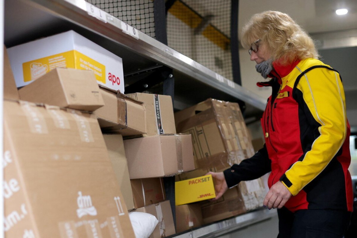 Acquisti online extra Ue: tassa di 2 euro per pacchi sotto i 150 euro