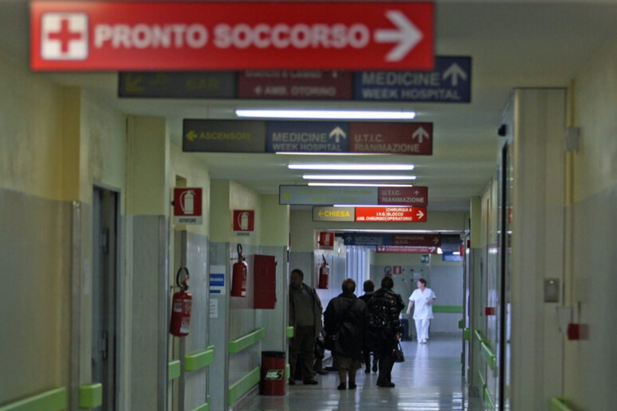 Attesa in ospedale eccessivamente lunga, medico aggredito da un paziente con calci e pugni