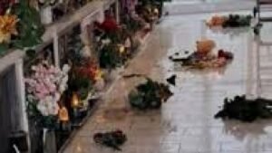 Brindisi, raid nei cimiteri della provincia: profanate decine di tombe. Indagini in corso per identificare la banda di predoni.