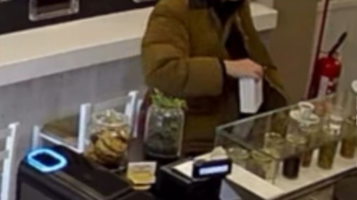 Cliente entra in un bar per un caffè e si porta via il salvadanaio con le mance: «Una vergogna»